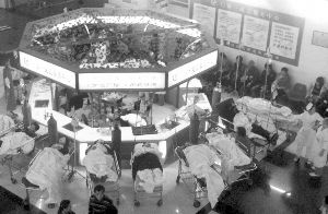 中毒患者的病床擠滿了醫(yī)院門診大廳。