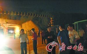 事故發生的鐵路下方聚集了不少人。記者陳卓達攝 