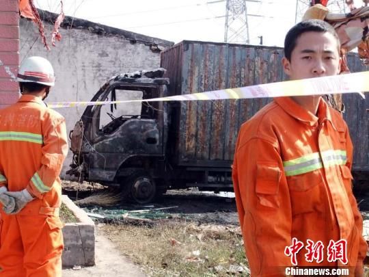 一物流公司貨車被燒毀。 吳揚 攝 