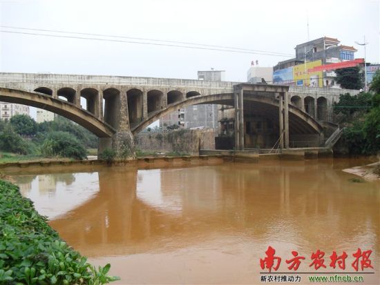 流經數公里后，河水到達平定橋，仍渾濁不堪