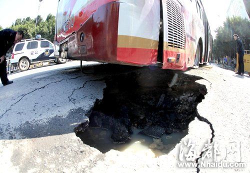 塌陷處地下已被掏空，坑內空洞很大