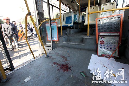 車上乘客不同程度受傷，掛在車上的廣告牌因劇烈震動砸下