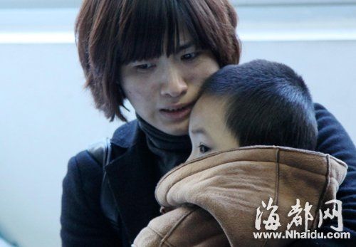 省立醫院里，這位姓裴的女士抱著驚魂未定的四歲小孩，回憶起剛剛的驚魂一幕，不禁潸然淚下