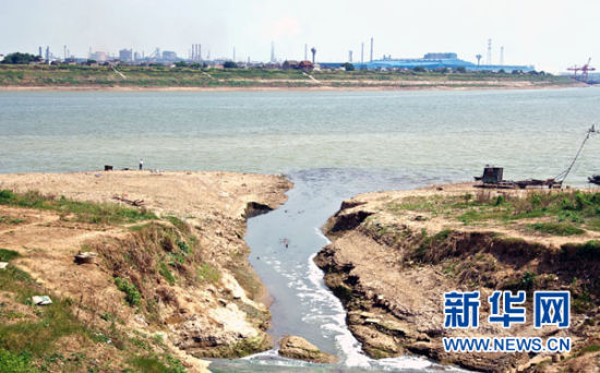 這是位于湘潭唐興橋地區的排污口（7月29日攝）。新華社記者 白禹 攝