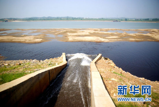 這是位于湘潭市霞城鄉五星村碼頭旁的湘鋼排污口（7月29日攝）。