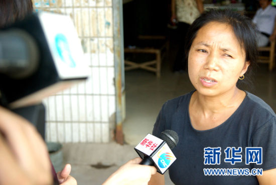 湘潭市竹埠港工業區附近的易家村灣塘組村民在接受記者采訪（7月29日攝）。