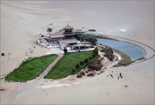 月牙泉位于敦煌市西南5公里處，是一處神奇的漫漫沙漠中的湖水奇觀。資料圖