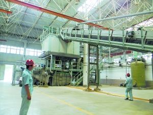 因“無米下鍋”，北京生態島公司投資上千萬元引進的廢舊鉛酸電池處理設備處于閑置狀態。 本報記者 劉振生攝