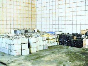 今年以來，北京生態島公司遭遇廢舊鉛酸電池回收難。在車間一角，僅堆放著數十噸電池。本報記者 劉振生攝