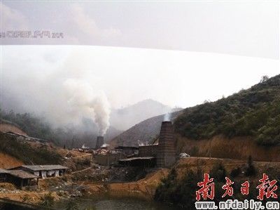 3臺熔煉爐矗立在低洼處，滾滾黑煙籠罩整片山坳。