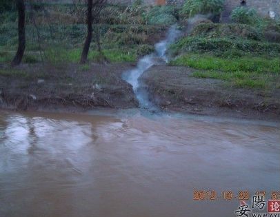 陵陽鎮(zhèn)亞鑫集團(tuán)排出的污水。（圖片來自安陽論壇）