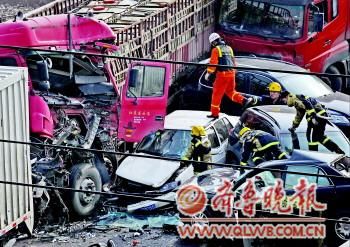 26日中午，消防官兵正在事故現場搜救被困人員?！”緢笥浾?郭建政 攝