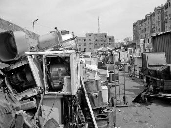 堤口舊貨市場內等待拆解的廢舊家電。趙冉攝