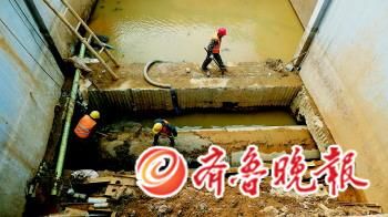 在大明湖區域污水收集工程護城河穿黑北路橋工地,工人們正在緊張施工。本報記者 周青先 攝