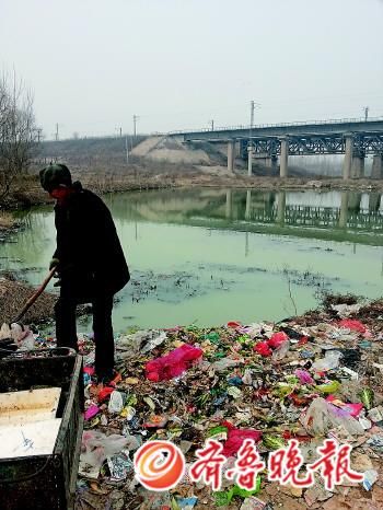 在玉符河與京滬鐵路的交叉處,已經形成了一潭污水。本報記者 任志方 攝