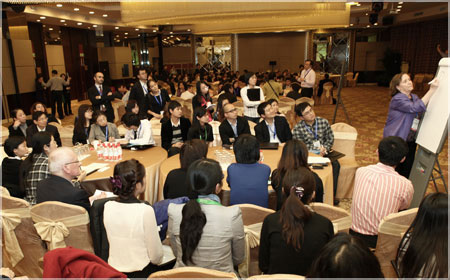 圖為美國MRS Associates主席Michele女士在分組討論中與參會代表交流