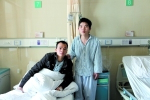 陳建峰（左）和來自湛江的黃景進（右）在第十二人民醫院中毒臨床科病房。
