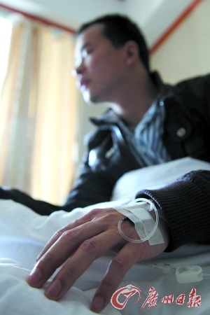 來自清遠的工人陳建峰昨天還在輸液治療。