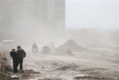 頂秀欣園東區附近的工地，一陣小風吹來，在裸露的土堆上刮起漫天黃塵。