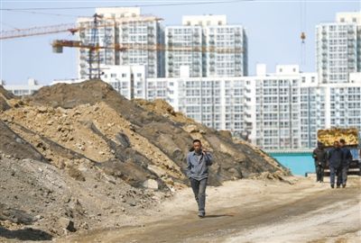 頂秀欣園東區附近的工地，半遮半蓋著的土堆。