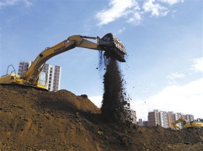 朝陽管莊鄉政府啟用多臺大型機械，治理遠洋一方潤園6號院附近的渣土堆。