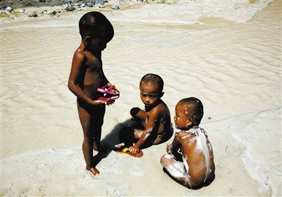 3月20日，云南昆明東川區拖布卡鎮格勒村小河邊組，三個孩子在河灘上玩耍。