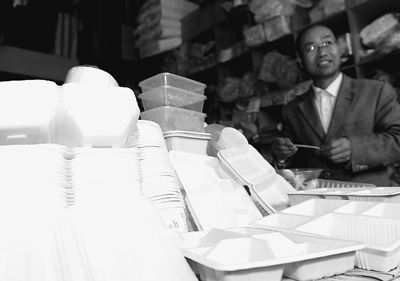 發泡餐具重新被店主擺上店面