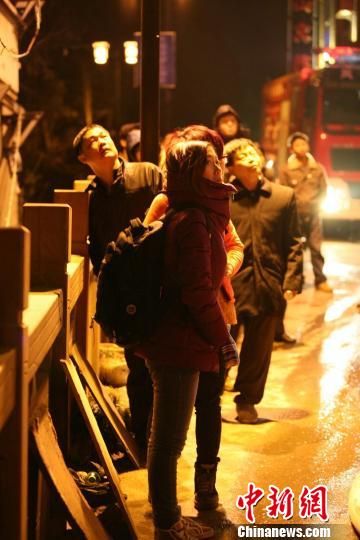 焦急等待上樓拿行李的游客。楊華峰攝