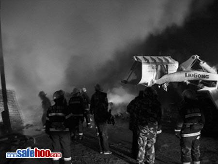 消防官兵用鏟車進(jìn)行滅火工作