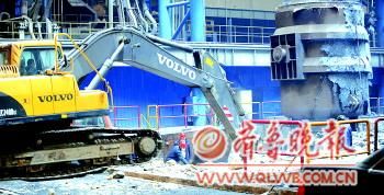 2月20日23時30分，鞍鋼重型機械公司鑄鋼廠發生噴爆事故，這是事故現場。 新華社發本報