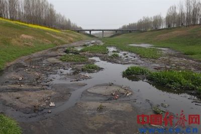污水在河道中流淌、蔓延、下滲，已經污染了附近村民賴以生存的地下水源。