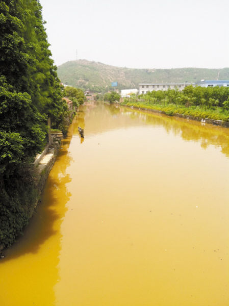 被污染的河流。現場照片由報料人林先生提供