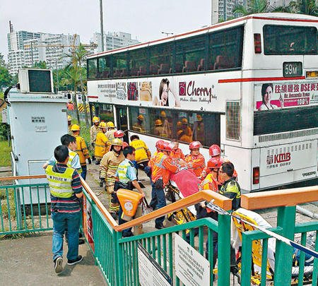 九巴在屯門龍門路沖上巴士站造成1死5傷，被壓在車底女事主救出送院不治。 星島日報圖