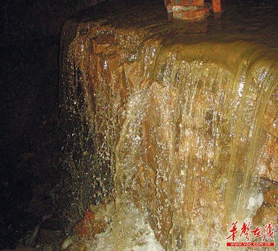 從這里排出的污水呈黃褐色，氣味刺鼻。