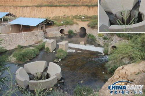 污水處理廠兩個進水口排出的黑色污水和另一個排水管所排出的水中和后進行排放。