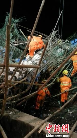 圖為救援人員正在尋找被埋者。 劉金友 攝