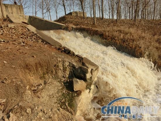 在新墨河邊記者看到，新沂市城市污水處理廠南排放口米黃色污水洶涌新墨河，激湍如瀑，場面壯觀。