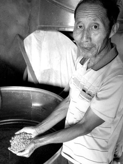 黃顯榮家還沒賣出去的發(fā)黑稻谷。