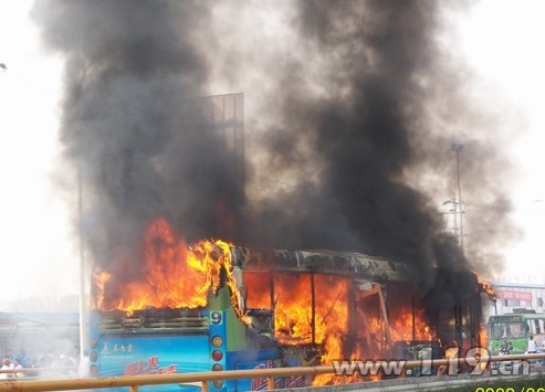 乘坐公共汽車遇突發(fā)事件應急常識