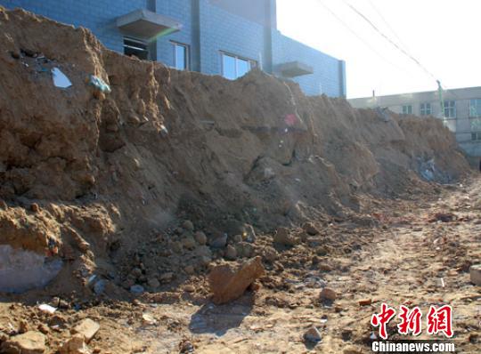 12月29日晚，河北省定州市一建筑工地圍墻倒塌，造成經過該路段的祖孫二人被砸身亡。圖為30日上午記者拍攝的事發現場。 于俊亮 攝