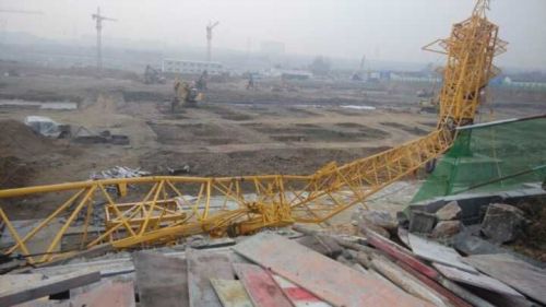 齊魯晚報(bào)1月7日泰安訊（記者 路偉）上午8點(diǎn)半左右，泰安市京滬高鐵片區(qū)F棚戶區(qū) 住房改造工程工地發(fā)生一吊塔倒塌。現(xiàn)場(chǎng)工人稱一死兩傷。現(xiàn)場(chǎng)的建設(shè)規(guī)劃公示 牌上顯示，建設(shè)單位為泰安泰山城鄉(xiāng)建設(shè)發(fā)展有限公司。