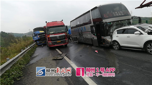 泉南高速發(fā)生3起嚴重交通事故:小車被壓扁 4人死亡