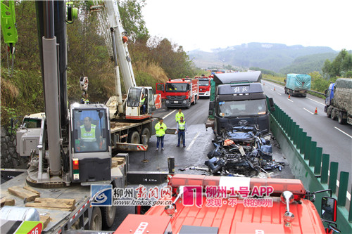 泉南高速發(fā)生3起嚴重交通事故:小車被壓扁 4人死亡