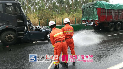 泉南高速發(fā)生3起嚴重交通事故:小車被壓扁 4人死亡