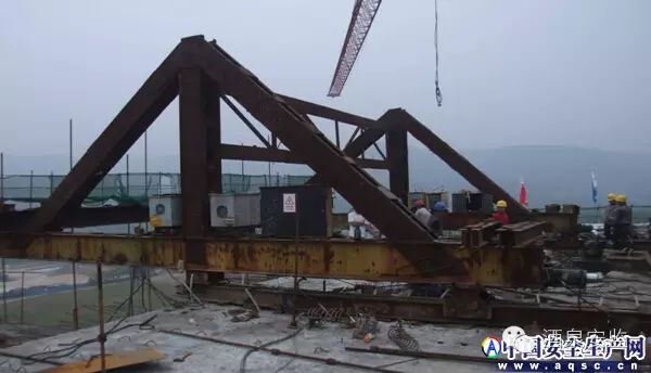 掛籃懸臂澆筑施工現(xiàn)場(chǎng)常見(jiàn)的安全隱患_6