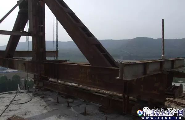 掛籃懸臂澆筑施工現(xiàn)場(chǎng)常見(jiàn)的安全隱患_3