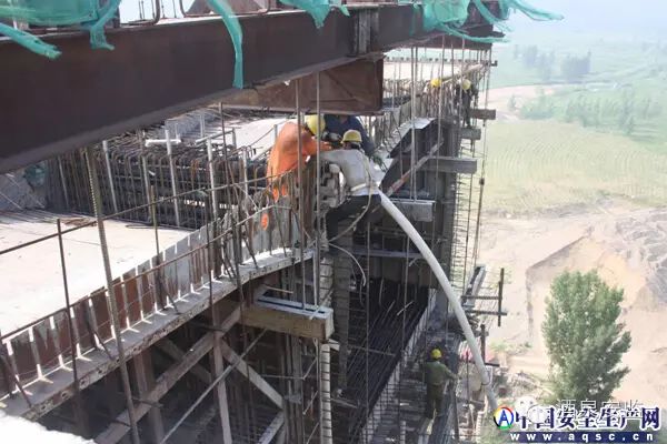 掛籃懸臂澆筑施工現(xiàn)場(chǎng)常見(jiàn)的安全隱患_24
