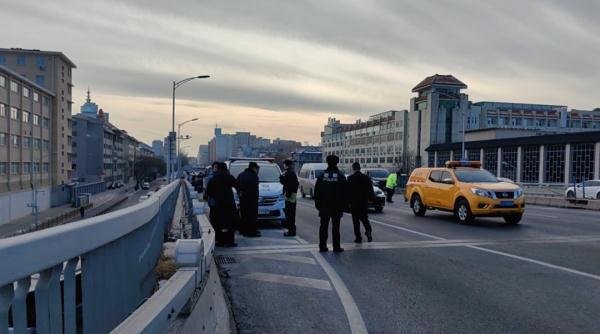 北京通報公交車司機突然暈倒致事故 乘務(wù)員緊急剎車！與對向車道車輛發(fā)生剮蹭！