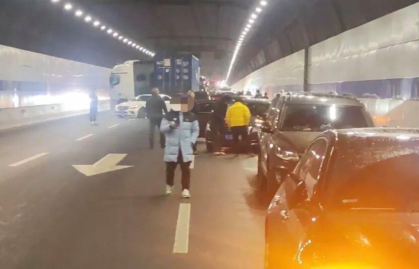 G40滬陜高速長江隧道發生多車追尾事故 致16車受損