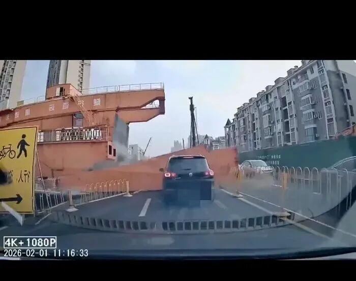 武漢發(fā)生龍門吊倒塌事故 致1死1傷